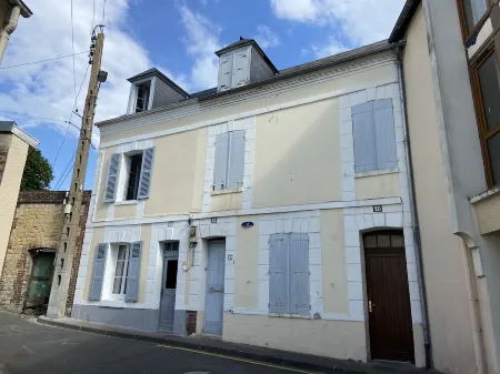 Charming Valentine fisherman's cottage, town center, close to train station and beach