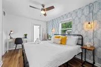 KING Bed & Mini Golf, Pet Friendly! Cowboy Pool Close to Beach Airport & Zoo BBQ
