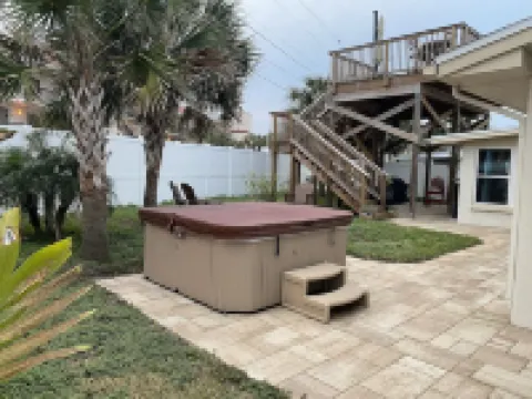 Beautiful island home, large entrance to beach! Sun deck, ocean view, hot tub Hotels in Butler Beach