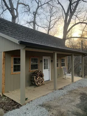 Tranquil creek view cabin Hotels near Flint Ridge Vineyard & Winery
