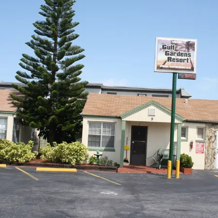Newly Renovated Madeira Beach Studio Cottage