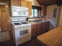 Cozy 2 bedroom cottage with full kitchen minutes from Pictured Rocks Cruises! ミューニシングのホテル