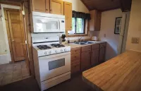 Cozy 2 bedroom cottage with full kitchen minutes from Pictured Rocks Cruises!