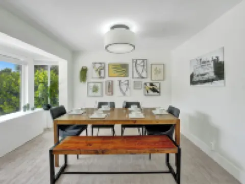 Beachside Haven with Pool & BBQ. 6 min to Beach