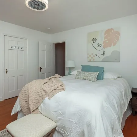 ENTIRE HOME! 5 BEDROOM, 2 BATH, WITH JACUZZI - .2 miles to Iowa State Campus
