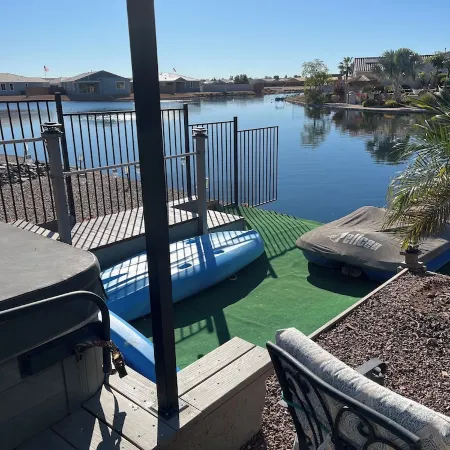 Lakeside 1 Bedroom Apt w/ living room, kitchenette and laundry