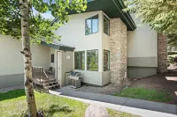 Modern, MTN Retreat w/ Fireplace, Pool, Hot Tub, Steps to Snowmass Base Village Hotels in Snowmass Village