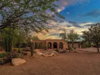 Desert Skies - Beautiful private Tucson home with great mountain views &  pool Hotels in Tanque Verde