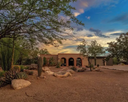 Desert Skies - Beautiful private Tucson home with great mountain views &  pool Hotels in Tanque Verde