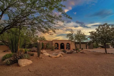 Desert Skies - Beautiful private Tucson home with great mountain views &  pool Отели рядом с достопримечательностью «Парк Агуа Калиенте Риджинал»
