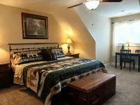 LAKEFRONT 4/3.5, Private Dock, Pool Table, Lakeside Firepit, Kayaks, Paddleboat - 4-Star