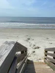 PRIME LOCATION! Beach 2 min walk / Village 5 min walk. New STUNNING Interior!