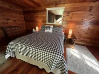 Cozy little cabin with creek access.  Great for fishing or tubing!
