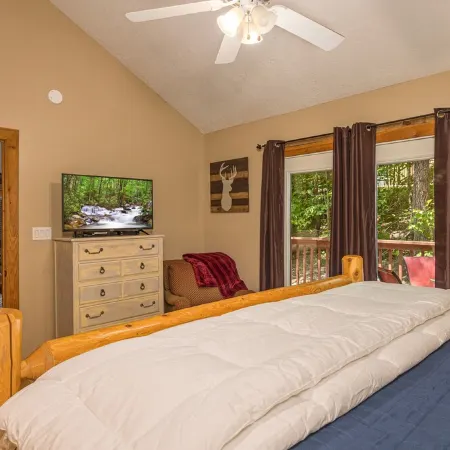 Cute & Cozy Cabin, Hot Tub, 2 Master Suites, Wood Fire Pit, Close to Parkway!