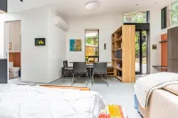 Hip Modern Studio in serene central Bellevue with AC, WiFi, Kitchen, TV Hotel a 