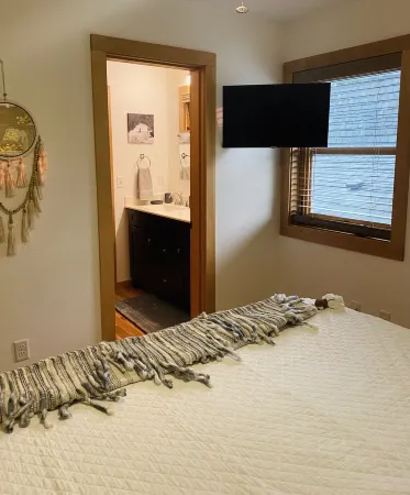 New Downtown 3 Bedroom Upstairs Flat with views