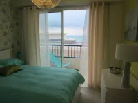 RESIDENTIAL APARTMENT FACING THE SEA