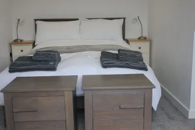 LUXURY 1 BED  FLAT  WITH GARDEN  - 2 MINS WALK TO RIVER  -  DOG FRIENDLY