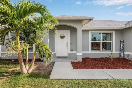 SunnyBeach Luxury Vacation House*Pool*Spa*Central Location Отели рядом с достопримечательностью «Галф Кост Таун Сентер»