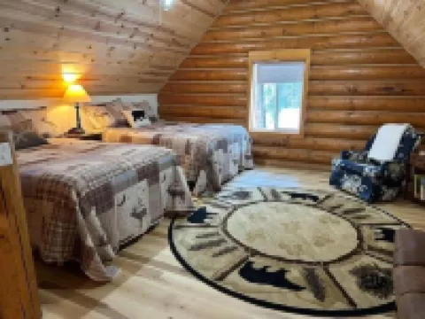 Cozy Log Cabin with private access to the Trinity River!