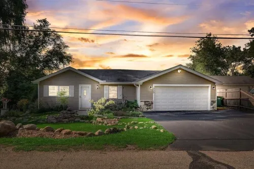 Cozy Cottage With Prairie & Lake Views Near Summer Activities & Lake Geneva