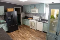 Family friendly bungalow with big yard and deck, close to town