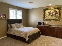 Phoenix 4 Bedroom Villa on Golf Course Sleeps 8-10, Private Heated Pool, Hot Tub Hotel a South Mountain