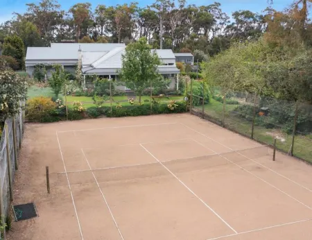 Mornington Peninsula Escape.  Tennis Court, Swimming Pool & Spa