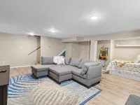 MKE River 3-LVL Townhouse 3BR+1.5BA with Parking for 2 Vehicles Hotels in Glendale
