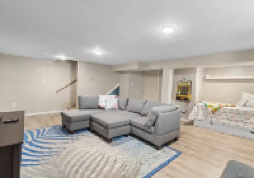 MKE River 3-LVL Townhouse 3BR+1.5BA with Parking for 2 Vehicles