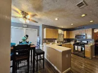 NFL House – 1Train Ride Away-7Min to Train Station, 8-Guests, 4-BRDs, Game Room Hotel a Redan