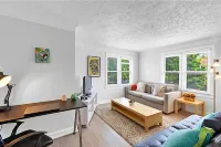 Luxury Downtown Retreat - Prime Spot - Sleeps 6