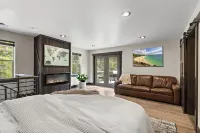 THE DEN at Hayden Lake- Hot Tub, Boat Slip, Close to Riding & Hiking Trails, Hotels in Kootenai County