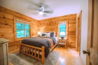 Charming Mountain Cabin. 10 min to Highlands/Cashiers. Great WiFi & EV Charger!