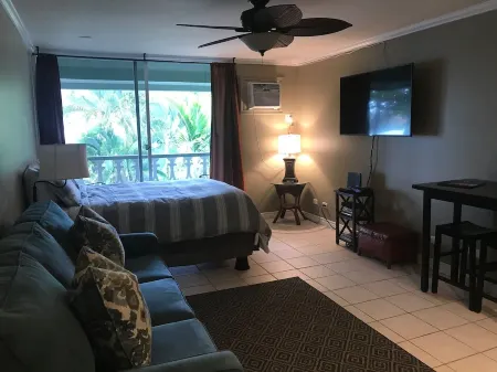 The Palm- Cozy condo in the heart of Kona Отели рядом с достопримечательностью «Маниниауоли Бич»