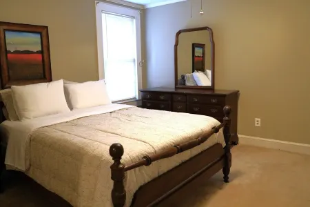 Quiet farmhouse nestled near Presbyterian College and Clinton, SC w/pool table.