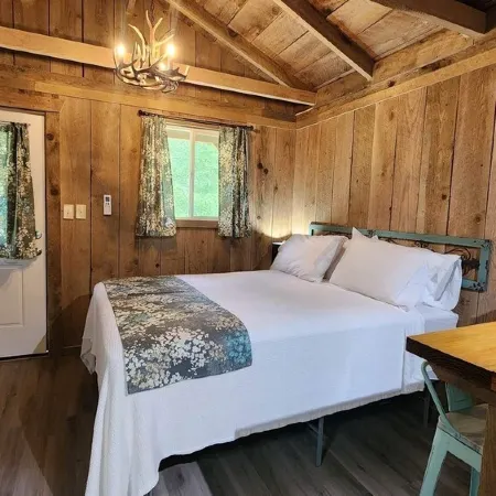 Cozy cabin close to Summersville Lake and the New River Gorge National Park!