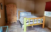 Cozy Cabin with wrap around porch. Walking distance to Chalet View Lodge.