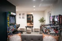 7BR Designer Home in Massanutten