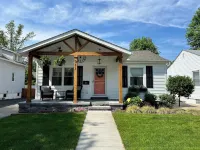 Cute & cozy family-friendly Royal Oak ranch close to downtown and highways! Meininger Park附近的飯店