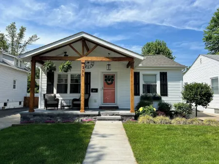 Cute & cozy family-friendly Royal Oak ranch close to downtown and highways!