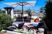 Tastefully furnished house with garden and a few steps from the sea. Hotel in zona Scala colorata