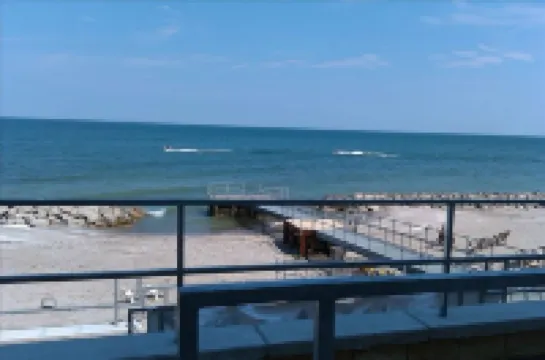Lakefront Condo#111 3Br/2BA-Private Beach, Indoor Pool-Until 4/1 Rent 2-3rd Free