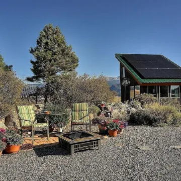Dream cabin w/ stunning views near hot springs & town!