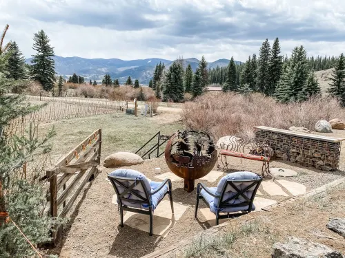 Clean cabin amid Nat Forest with private creek access,  Wi-Fi, and pet friendly!