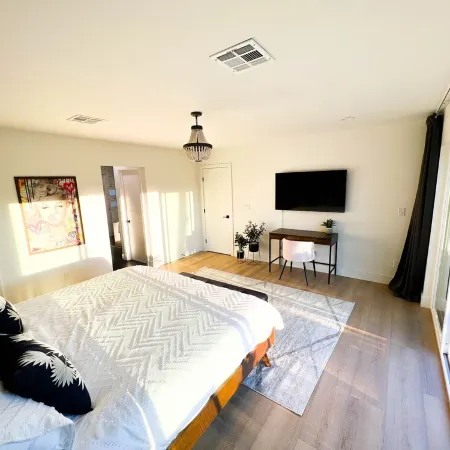 4 Bedroom Lux Estate, just minutes from the strip!