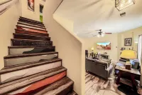 Well appointed condo close to trails with pool and hot tub. Enjoy the views