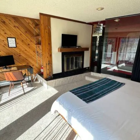 SPECTACULAR Hunter Mountain Views, INCREDIBLE LOCATION-2 minutes to slopes !!