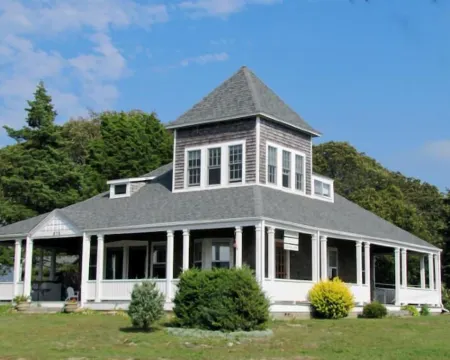 Historic Home Across from Monument Beach, Central A/C Hoteles en Bourne