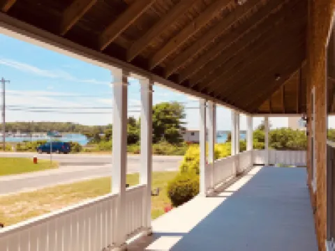 Historic Home Across from Monument Beach, Central A/C Hoteles en Bourne